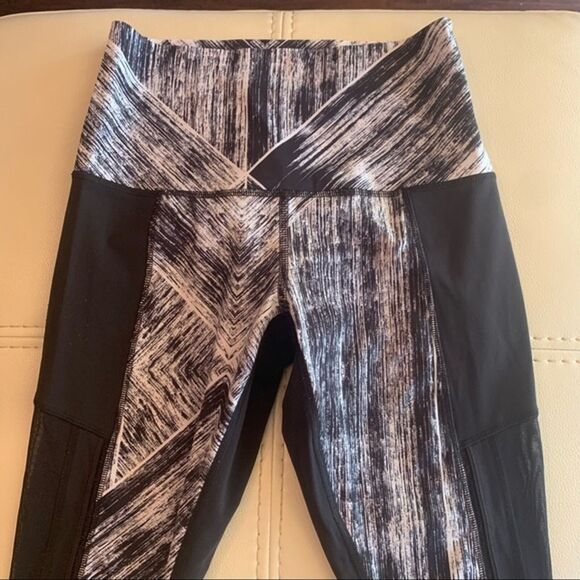 Lululemon Hot To Street Crop Size: 4 - Picture 6 of 12